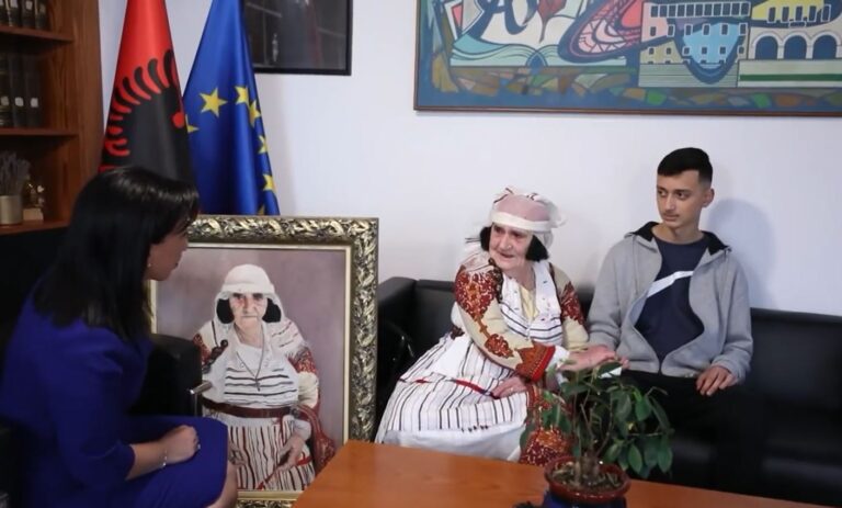 Kryeministri: Njihuni me Marion që na kujton se çdo gjyshe është një nënë Terezë (VIDEO)
