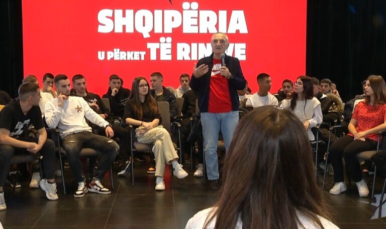 Ilir Meta takim me gjimnazistët e Tiranës (FOTO)