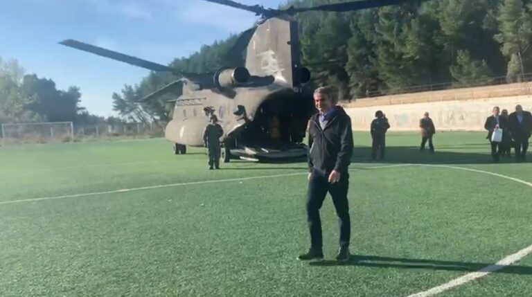 Kryeministri grek vizitë në jug të Shqipërisë, mbërrin me helikopter ushtarak në Himarë