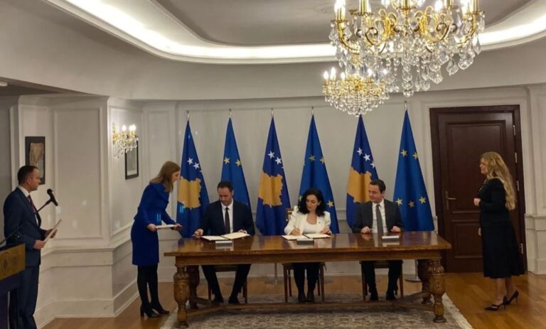 Kosova nënshkruan aplikimin për anëtarësim në BE, Osmani: Ditë historike!