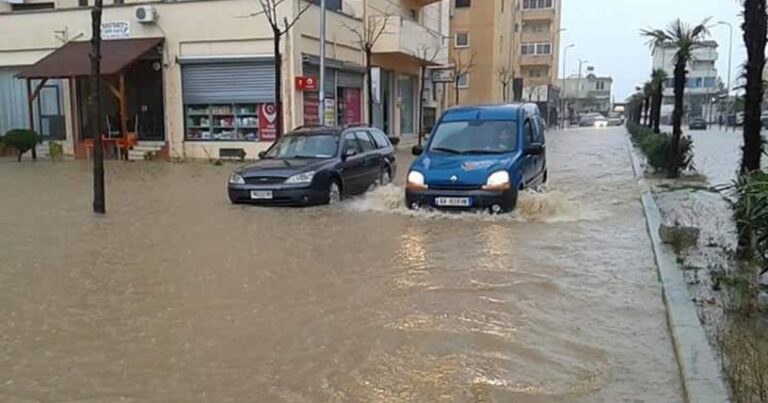 Përmbyten tre banesa nga reshjet e shiut në Durrës, evakuohen 8 familje