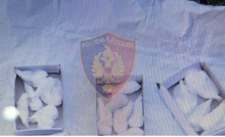 Kokainë e ndarë në doza gati për shitje pranë gjimnazit, arrestohet gruaja në Mamurras