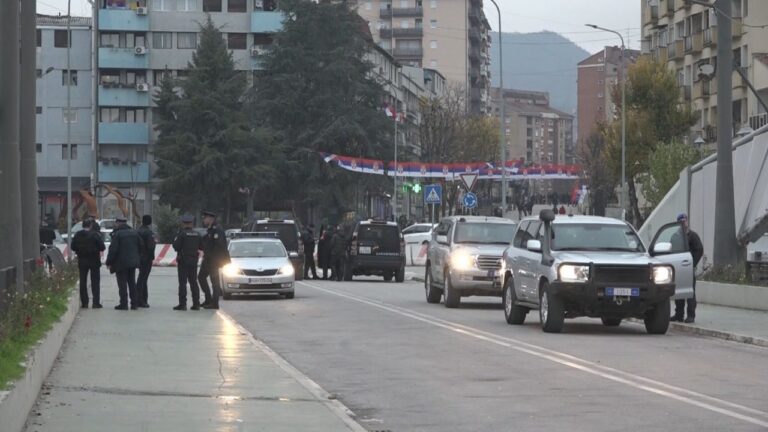 Situata në Veriun e Kosovës, qeveria dhe opozita përplasen për barrikadat
