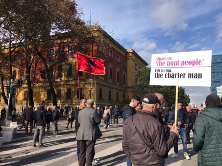 Pankartat e protestuesve: “Shqiptarët popull gomonesh, Edi Rama njeriu i charter-ave”! (FOTO)