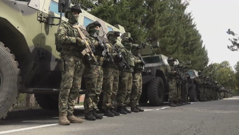 Situatë e tensionuar në Veri të Kosovës, ushtria serbe në gatishmëri pranë kufirit