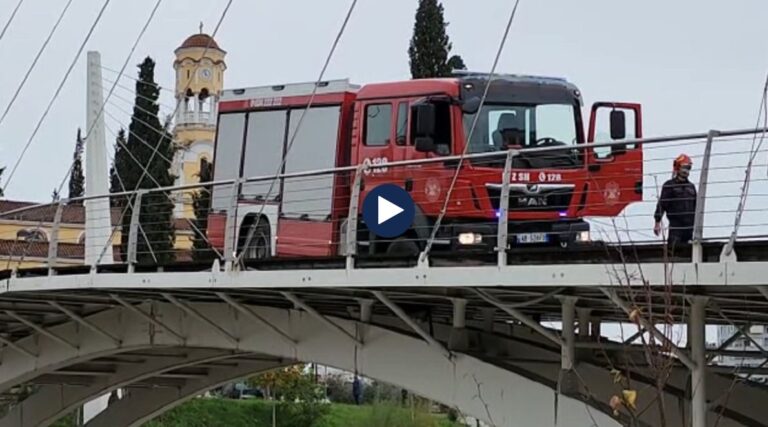Zjarrfikësja shkon të ndihmojë në shuarjen e flakëve, por ngec në urë e kërkon ndihmë vetë!