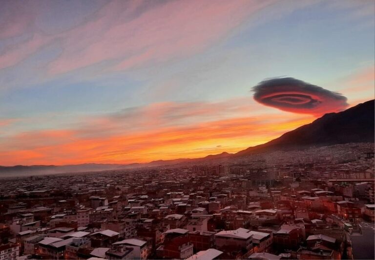 Një re e çuditshme në qiellin e qytetit turk, fotot bëhen virale në rrjetet sociale