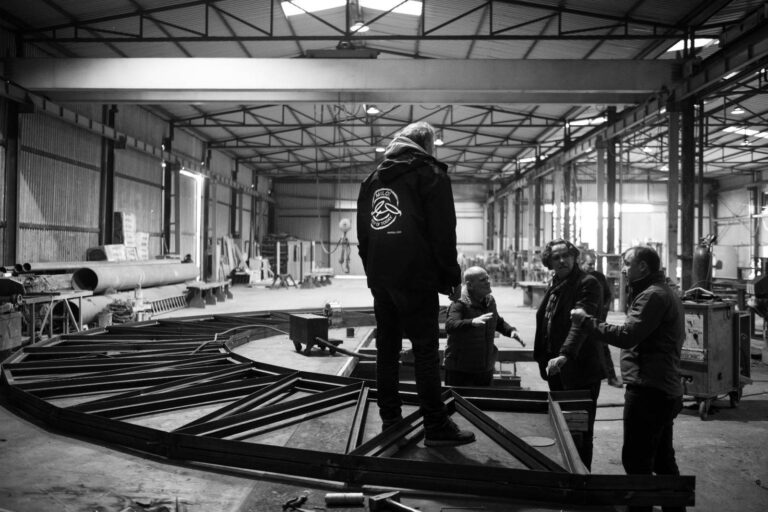 Skulptura monumentale, “Çelësi i së sotmes”, i artistit shqiptar Miloti çel siparin e sfidës së realizimit