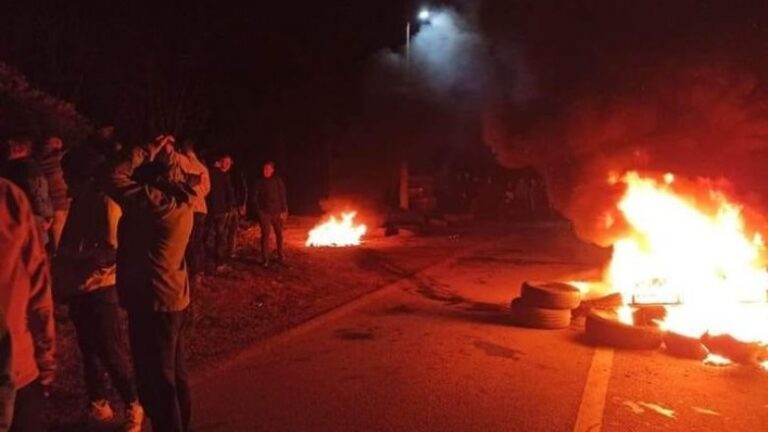 Sërish tensione në Kosovë, rikthehen bllokimet e rrugëve