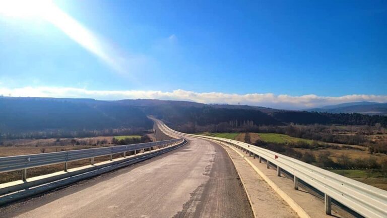 FOTO/ Vijon puna në aksin rrugor Korçë-Ersekë, Rama: Zhvillim ekonomik dhe turistik për zonën