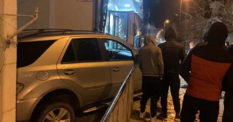 FOTO/ Makina përfundon në trotuar, rrezikon jetën e banorëve