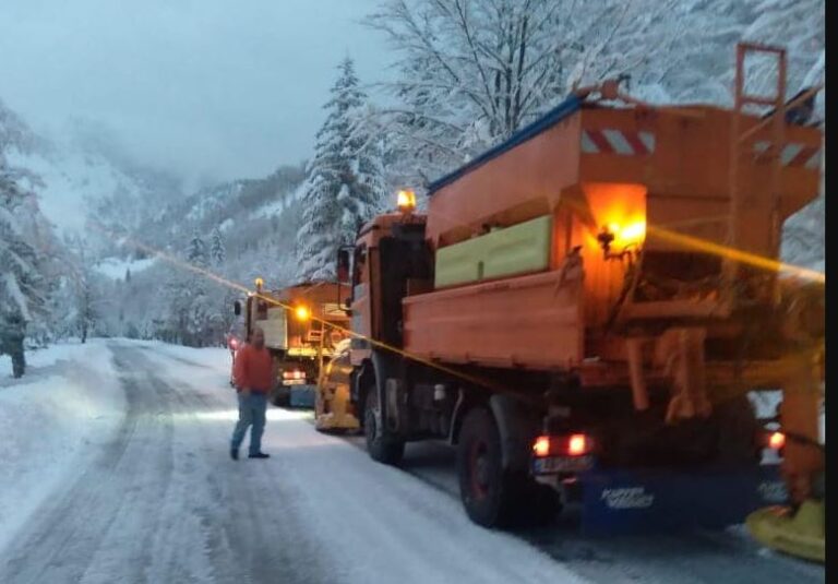 Situata në veri, ARRSH: Në Qafë Thore-Theth vijon rënia e ortekëve, ka mbi 1 metra borë