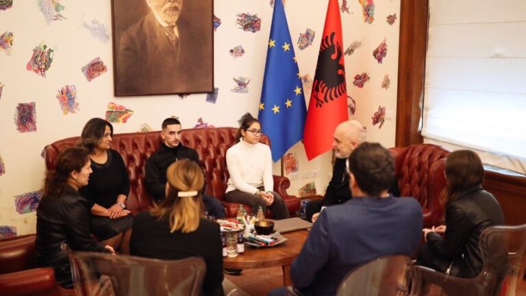 ”Fëmijë në Përkujdesje të Republikës”, Rama pret fëmijët e policëve që dhanë jetën në krye të detyrës
