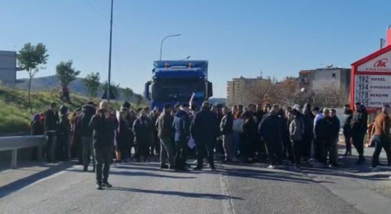 Banorët protestë për mungesën e mbikalimeve, policia kontrolle për të shoqëruar protestuesit