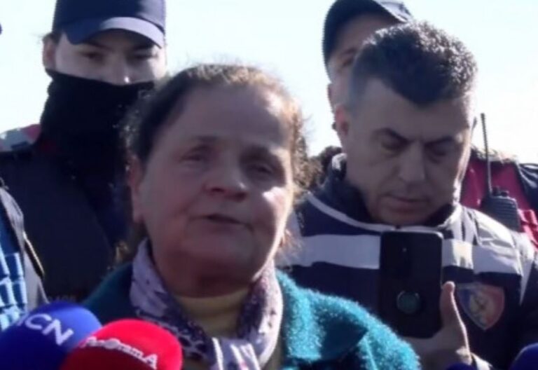 Pasi u ngjit në shtyllën e tensionit, gruaja del në protestë: S’ka burrë nëne të futet në tokën time