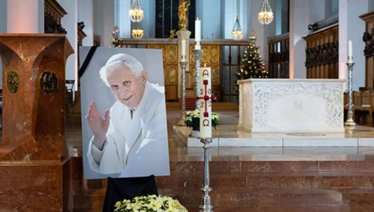 Funerali i Benediktit XVI do të jetë historik