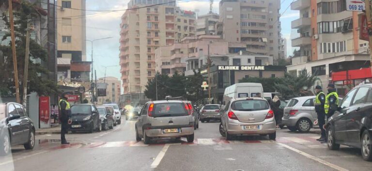 Oerd Bylykbashi nxjerr foton: Erdhën zgjedhjet, tre policë në një palë viza të bardha