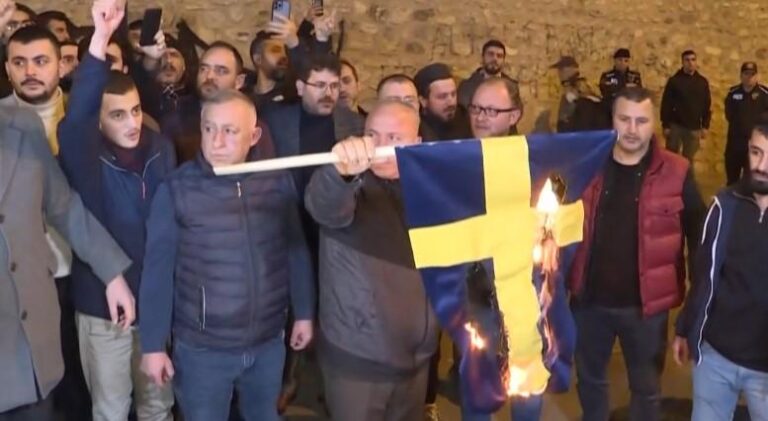 Politikani suedez djeg Kuranin në Stokholm, protesta në Stamboll