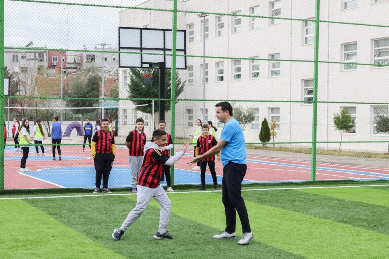 Tre fusha të reja sportive i shtohen shkollës “Mihal Grameno”, Veliaj: Inkurajoni fëmijët të merren me sport