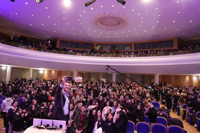 Veliaj me nxënësit e shkëlqyer të Tiranës: Të promovojmë vlerat e vërteta! Prindërit tuaj sakrifikuan gjithçka që një ditë ju të ishit më të mirët
