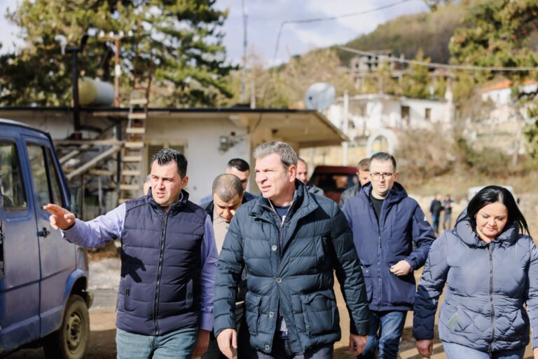 Gjiknuri inspekton rikonstruksionin e rrjetit ujësjellës në Gjinar: Duam që qytetarët e Elbasanit të na mbështesin për të vijuar me projektet e nisura
