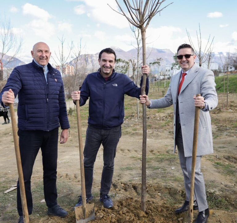 FOTO/ Veliaj mbjell pemë me përfaqësues të bizneseve: Tirana, një histori suksesi në qendër dhe në periferi