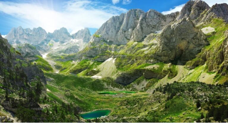 Majat e alpeve mbushen me turistë