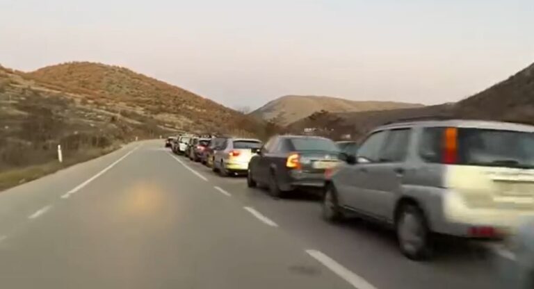 Berisha nxjerr pamjet: Gjendje skandaloze! Radhë kilometrike në Kapshticë