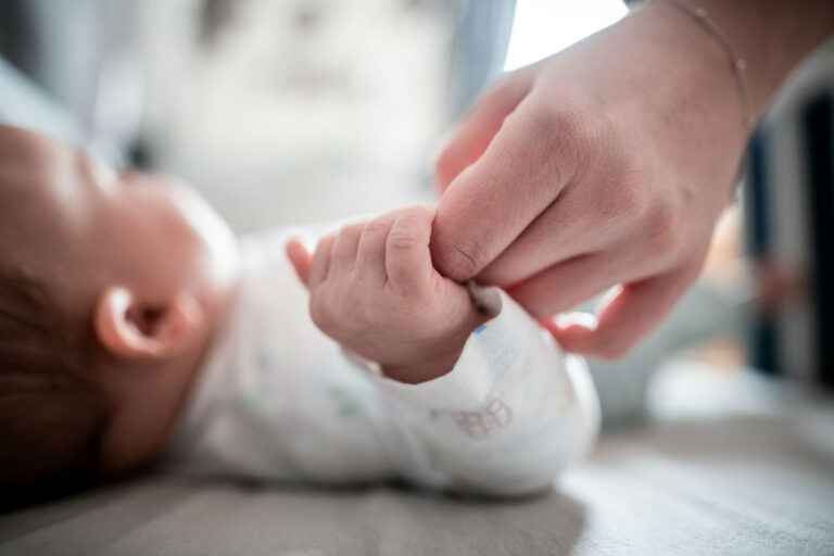 Bie numri i lindjeve, por bonusi i bebeve shkon masivisht jashtë vendit
