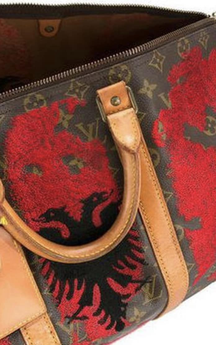 Flamuri shqiptar në çantën luks Louis Vuitton, sa kushton? 