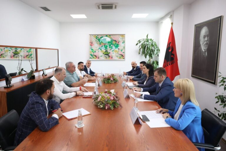“Programi i futbollit për Shkollat”, Armand Duka dhe ministrja Kushi firmosin marrëveshjen