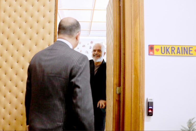 FOTOLAJM/ Detaji i veçantë në zyrën e Ramës për Ukrainën
