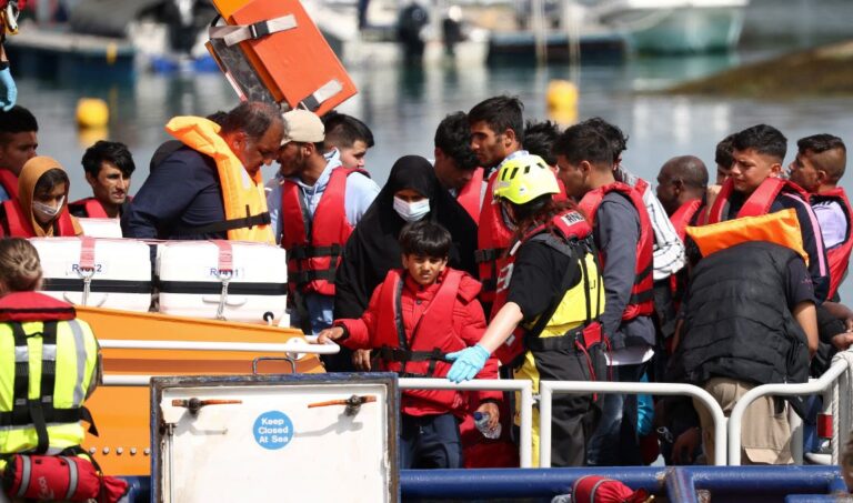 Britania në ”hall”, s’ka vende për emigrantët as në burgje