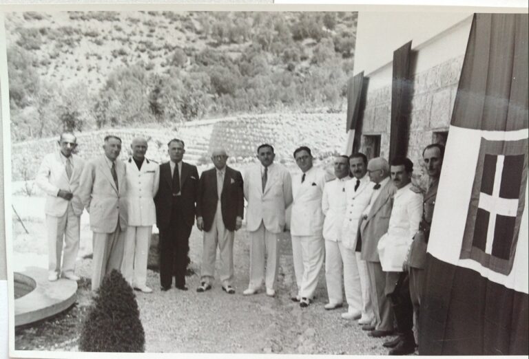 E bardha e Ernest Koliqit i veshur me të bardha