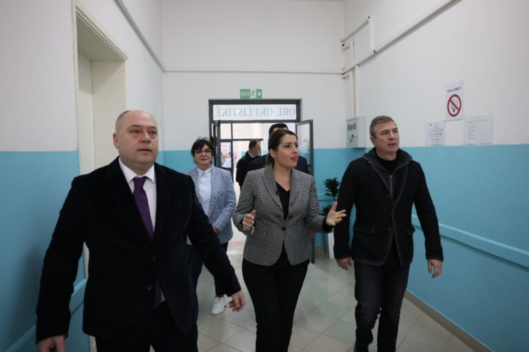 Gjiknuri dhe Manastirliu në spitalin e Elbasanit: Ndërhyrjet në sy dhe lentet falas për të moshuarit