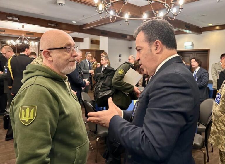 Ministri Peleshi në Gjermani: Paketë tjetër donacionesh nga Shqipëria për Ukrainën