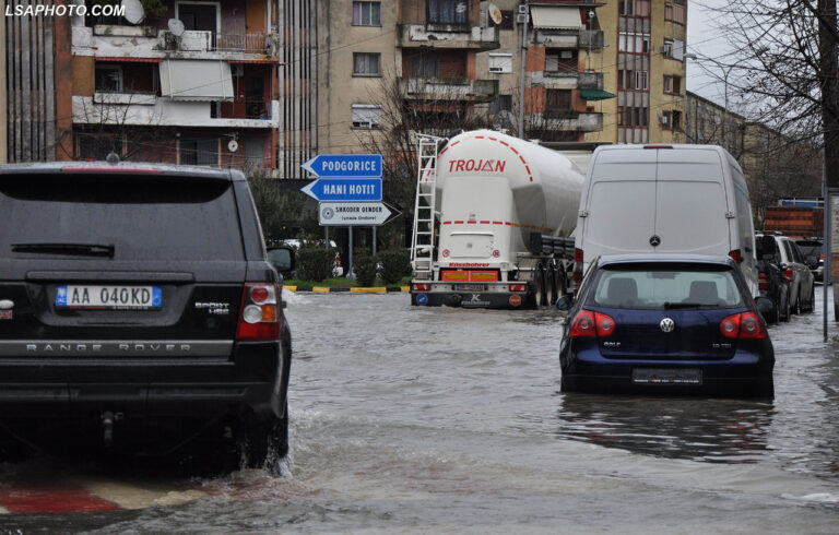 Përmbytet sërish Shkodra, disa fshatra pa energji elektrike. Kërkohet ndihma e ushtrisë