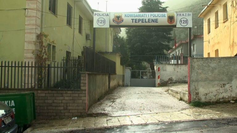 E thirrën për sqarim, dhunohet barbarisht mësuesi