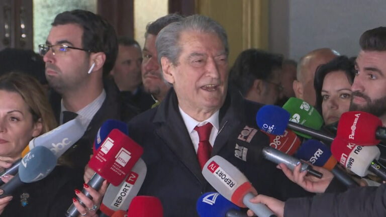 ”Revolucioni vijon”, Sali Berisha: Të enjten sërish protestë para Parlamentit të Shqipërisë