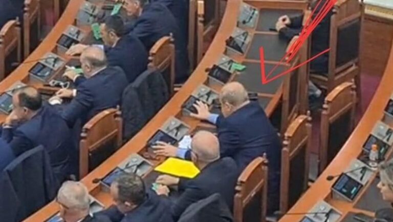 VIDEO/ Ndodh edhe kjo, deputeti i PS voton edhe për kolegun në Kuvend
