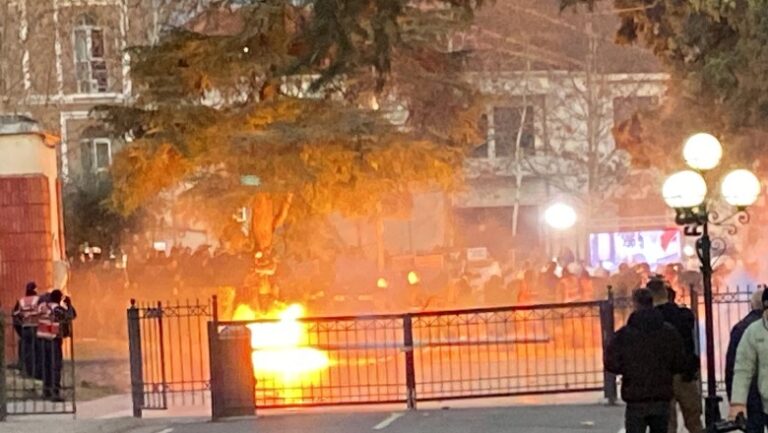 FOTO/ Përplasje e fortë mes protestuesëve dhe forcave të Policisë. I vihet flaka një peme