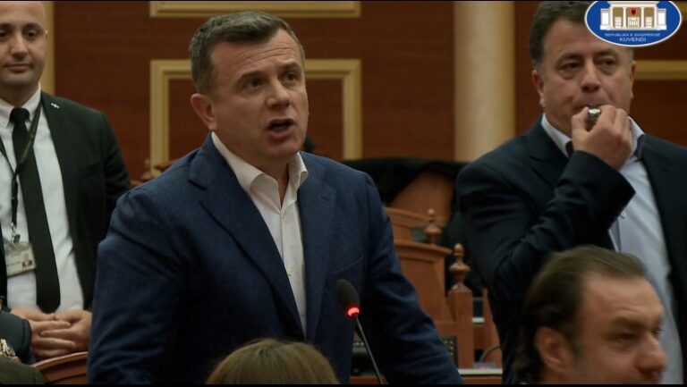 VIDEO/ Noka i binte bilbilit teksa Balla flet, Nikolla e përjashton nga seanca
