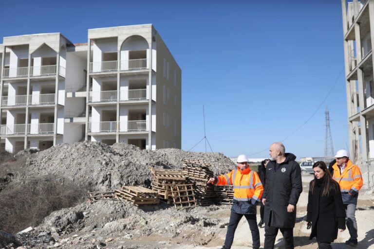 FOTO/ Rama në Durrës: Vijon puna për shndërrimin e lagjes së prekur nga tërmeti! Do strehohen 996 familje