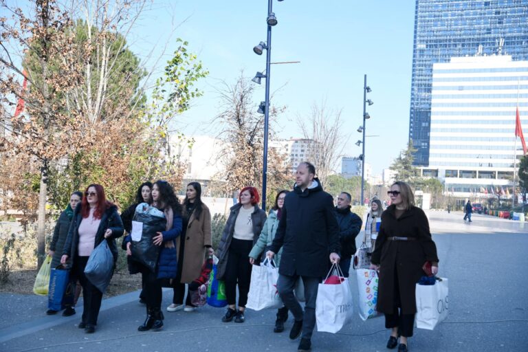 Qytetarët solidarizohen me popullin turk, Veliaj: Faleminderit secilit për kontributin e dhënë