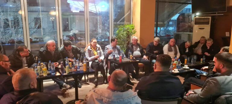 FOTO/ Lulzim Basha zbret në bazë, takim me mbështetësit në njësinë 8