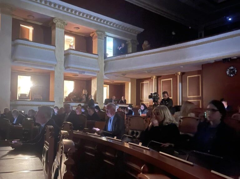 Protesta, brenda në Kuvend ikin dritat. E gjithë salla në errësirë