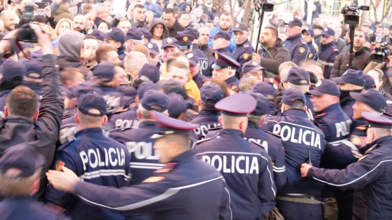 PD zhvilloi protestë. Përplasje të dhunshme me policinë. Në Kuvend sherr për videot erotike të McGonigal