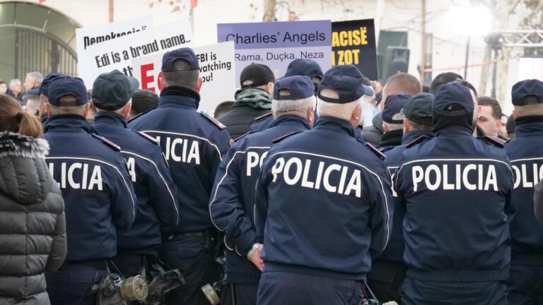 Fotolajm/ Nis protesta para Parlamentit, pankarta dhe thirrje kundër qeverisë