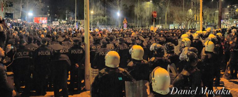 Fotolajm/ Protesta ka tensione, Policia e Shtetit shton masat