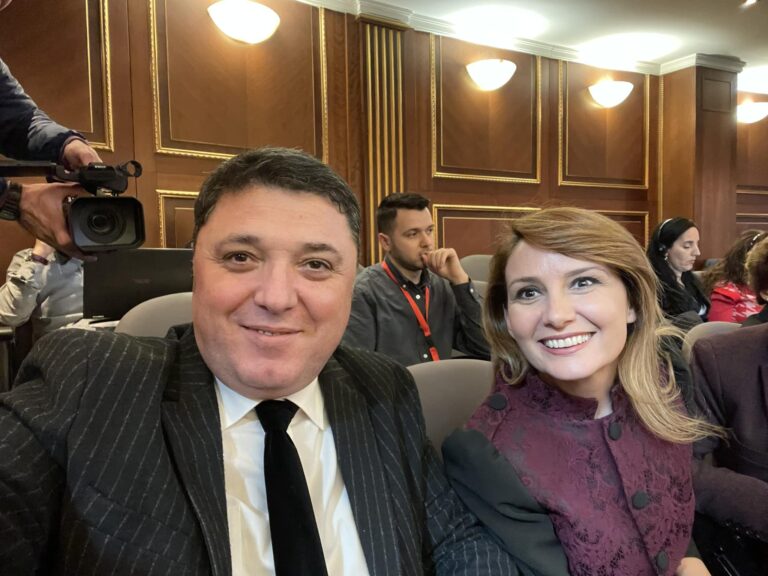 Fotolajm/ Protesta para Kuvendit, deputetët Tabaku dhe Çollaku ”braktisin” Berishës